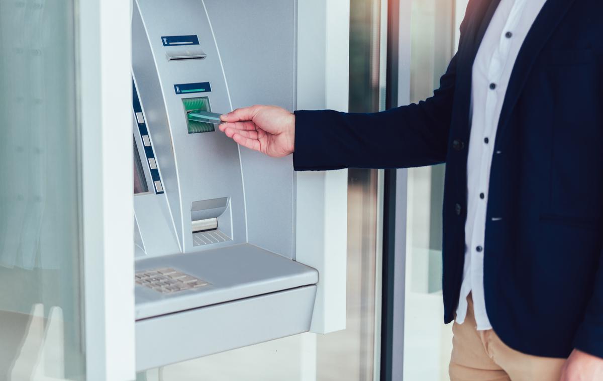 Dvig denarja na bankomatu | Bankomat v tujini lahko pred dvigom gotovine ponudi dve možnosti, in sicer dvig s konverzijo v evre ali dvig gotovine v lokalni valuti. | Foto Shutterstock