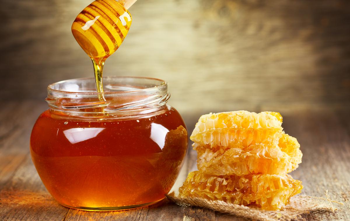 Med | Zdravilni učinki medu so že dolgo poznani, nova študija pa potrjuje, da je med tudi izjemno učinkovit proti kašlju. | Foto Getty Images