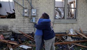Število žrtev tornada v ZDA narašča #video
