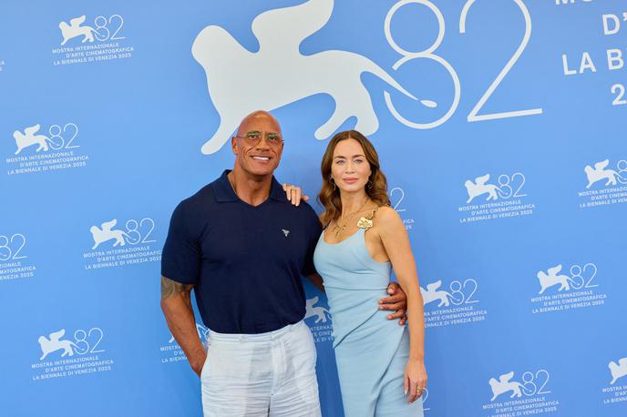 Dwayne "The Rock" Johnson | The Rock v družbi soigralke Emily Blunt. | Foto Profimedia