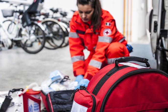 reševalci | Pri delu ob zelo visokih temperaturah naj delodajalci organizirajo delo v paru, da je ob morebitnih zdravstvenih težavah pomoč takoj na voljo, so opozorili na inšpektoratu.. | Foto Shutterstock