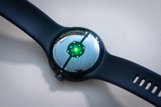 Senzor na spodnji strani ure Google Pixel Watch 3 | Foto: Gaja Hanuna