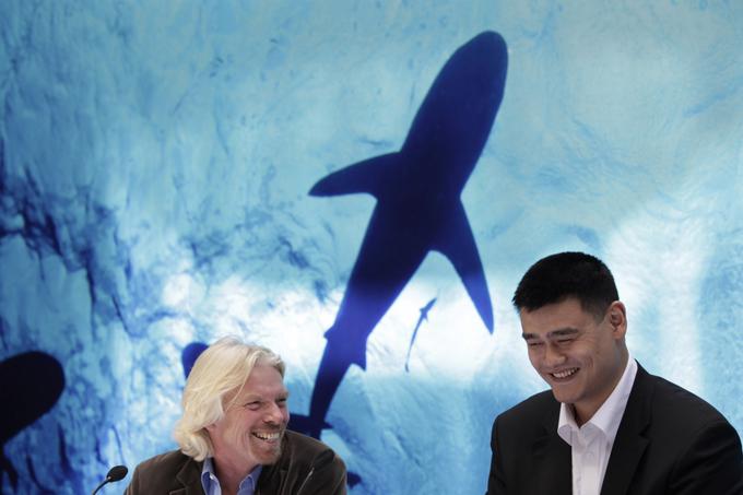 Branson je svetovne politike že večkrat javno pozval, naj naredijo več za zaščito ekosistemov v svetovnih oceanih. Fotografija je nastala na srečanju okoljevarstvenikov v Šanghaju, Bransonu za mizo družbo dela najuspešnejši kitajski košarkar vseh časov Yao Ming. | Foto: 