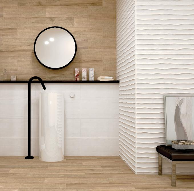 Kontrast med lesom in belimi ploščicami, značilen za moderni stil sredine stoletja (stenske ploščice SURFACE s 3D strukturo in porcelanske ploščice BARK). | Foto: 