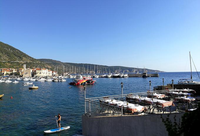 Razgled z Barbine terase na komiško luko. | Foto: Nina Vogrin