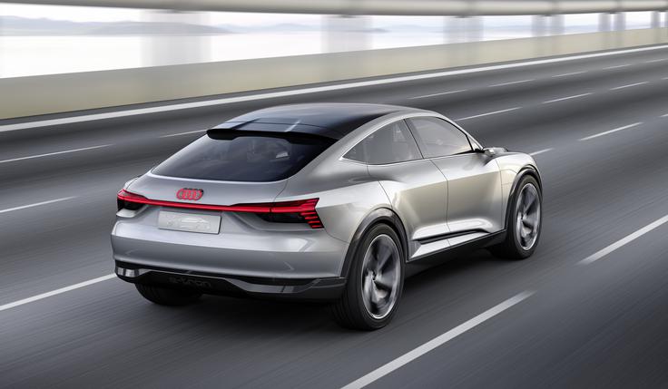 Glede zmogljivosti ta veliki električni gran turismo ne bo imel težav stopiti ob bok fosilnim ognjenim bratom: stotica namreč pade po vsega 4,5 sekunde pospeševanja. | Foto: Audi