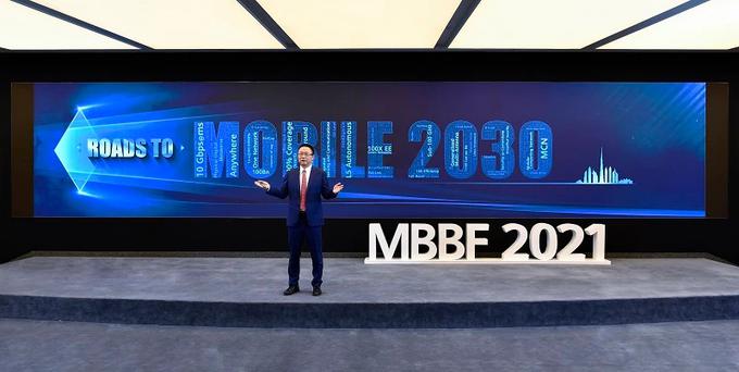 Direktor družbe Huawei, zadolžen za informacijsko in komunikacijsko infrastrukturo, David Wang na konferenci Global Mobile Broadband Forum (MBBF) 2021 v Dubaju | Foto: MBBF 2021