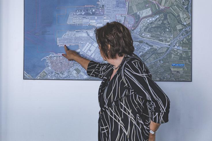 "Prvi pomol bo zgrajen predvidoma konec leta 2027. Trenutno je v fazi pilotiranja, v morje je treba umestiti 1.757 pilotov, od tega jih je tretjina že nameščenih. Drugi tir bo že zdaj pomenil povečanje števila vlakov, ki gredo iz Luke Koper iz približno sto na 212 vlakov dnevno, seveda pa računamo tudi na izboljšanje celotnega železniškega omrežja."  | Foto: Ana Kovač