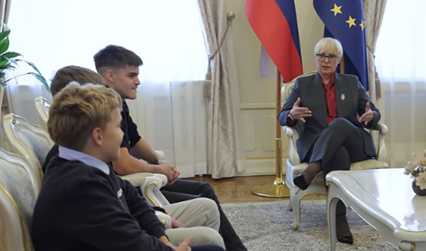 Pirc Musar sprejela tri mlade fante in jim podelila posebna priznanja