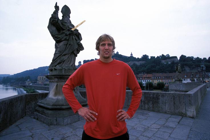 Dirk Nowitzki leta 2003 v domačem Würzburgu. | Foto: Guliverimage