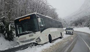 Zaradi snega številne težave na slovenskih cestah: avtobus v jarek #foto #video