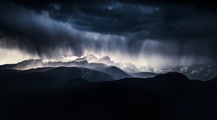 Alešu Krivcu je s precej potrpljenja le uspelo ujeti strelo nad Julijci. "K nastanku meni najljubših fotografij veliko prispevajo zlasti čim bolj nevsakdanji pogoji. Če bi popolnoma enako kompozicijo posnel ob lepem, jasnem vremenu, bi fotografiji izpadli popolnoma drugače in zagotovo ne bi pritegnili toliko pozornosti ob ogledu." | Foto: Aleš Krivec za Sony World Photography Awards 2018