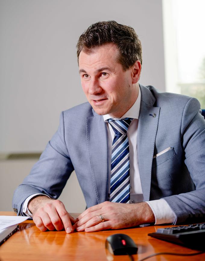 Damir Abdič, direktor sektorja odkupa terjatev v Gorenjski banki | Foto: 