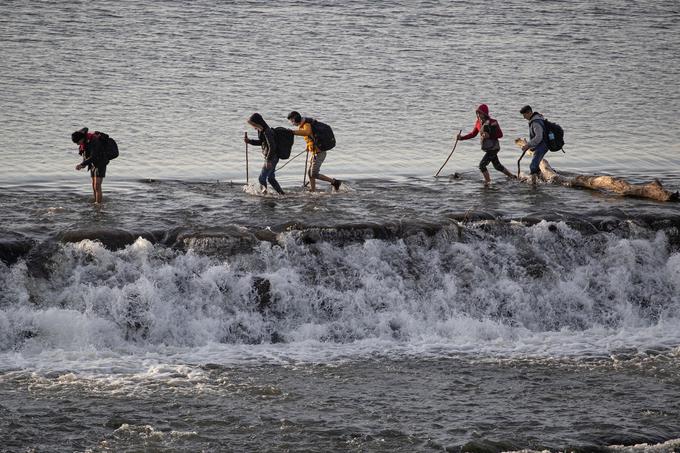 Skupine ljudi so poskušale Grčijo doseči tudi s prečkanjem reke na vzhodu države.  | Foto: Reuters