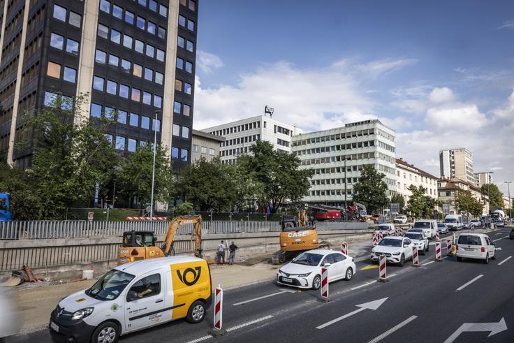 Policija prosi za strpnost in upoštevanje znakov policistov, ki prevladajo nad siceršnjo prometno signalizacijo. | Foto: Bojan Puhek