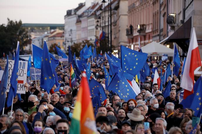 Poljska protesti Polexit | Evropska komisija poljski vladi očita spodkopavanje neodvisnosti sodstva in pravne države. Sodišče EU je Poljski oktobra zaradi zavračanja razpustitve disciplinske zbornice naložilo milijon evrov kazni na dan, kar je do zdaj naraslo na več kot 200 milijonov evrov. | Foto Reuters