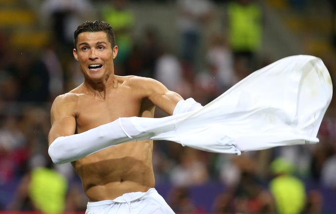 Cristiano Ronaldo je v soboto z Realom dvignil pokal za naslov najboljšega v Evropi, že v četrtek pa bo dres Portugalske oblekel na prijateljskem obračunu proti Angliji. | Foto: 
