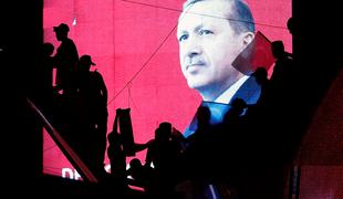 Erdogan: Zakon o uvedbi smrtne kazni bom potrdil, če ga bo sprejel parlament
