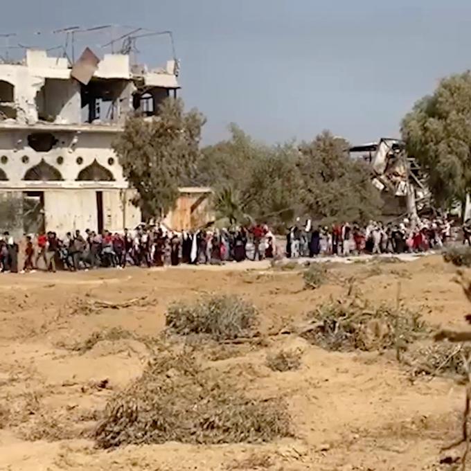 Na posnetkih, ki jih je objavila izraelska vojska, je videti na stotine Palestincev, ki so se napotili proti jugu po glavni cesti Salah ad Din, ki povezuje sever in jug območja Gaze, poročajo tuje tiskovne agencije. | Foto: Reuters