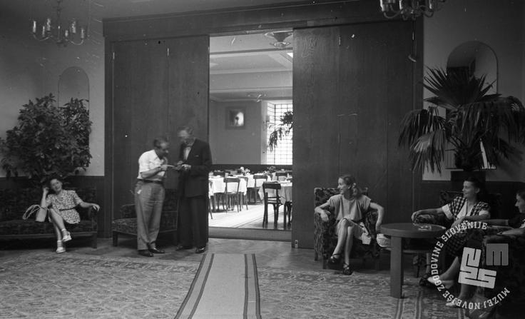 Notranjost Hotela Slon, Ljubljana, avgust 1947. Notranjost Hotela Slon, Ljubljana, avgust 1947. | Foto: Leon Jere, hrani: MNZS