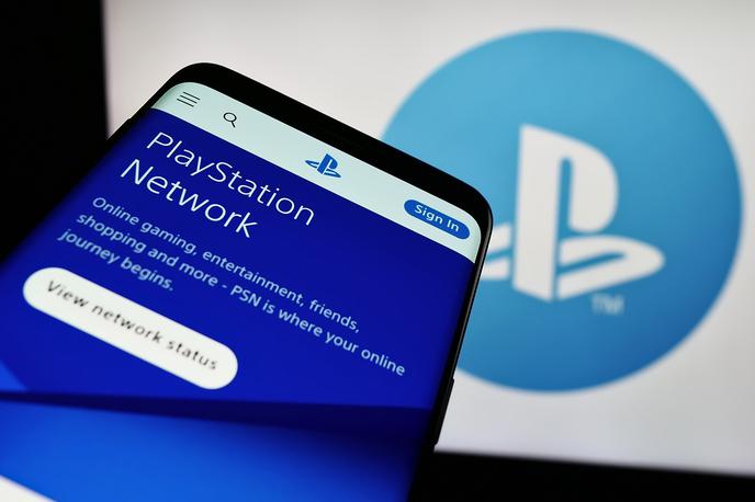 Playstation Network | Na strani za podporo uporabnikom omrežja PlayStation Network za Slovenijo je navedeno, da omrežje tudi v naši državi trenutno tarejo izpad storitev, povezanih z upravljanjem uporabniškega računa, igranjem videoiger prek spleta in komuniciranjem z drugimi igralci ter dostopom do digitalne trgovine z igrami. | Foto Shutterstock