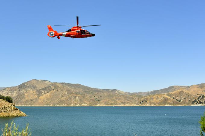 ... in tudi s pomočjo helikopterjev. | Foto: Getty Images
