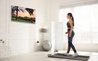 Kako spremeniti dnevno sobo v mini fitnes – z le eno napravo?