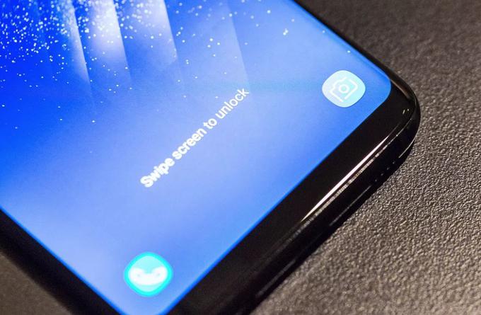 Poznavalci prejšnjih generacij pametnih telefonov Samsung Galaxy so zgornjih fotografijah najverjetneje že opazili, da je s spodnjega roba izginil fizični gumb Domov. Preselil se je pod zaslon, nadomestil ga je navidezni gumb, ob pritisku na katerega pa bo Galaxy S8 vibriral tako, kot če bi imel še vedno navadnega. Nekaj podobnega smo videli pri iPhonu 7.  | Foto: 