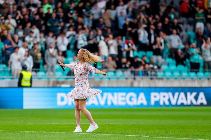 Pred srečanjem je priznana pevka Anika Horvat zapela priljubljeno pesem navijačev Olimpije Na vrhu nebotičnika (Mala terasa) in dvignila na noge občinstvo. | Foto: Aleš Fevžer