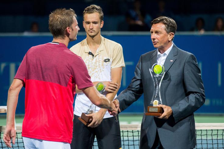 Zmagovalcu turnirja Tilia Slovenia Open Florianu Mayerju je zmagovalni pokal predal predsednik države Borut Pahor.  | Foto: Vid Ponikvar