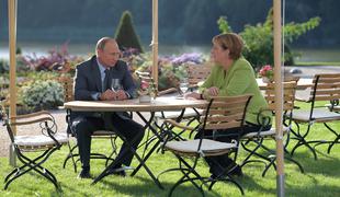 Merklova in Putin tri ure o Siriji in Ukrajini