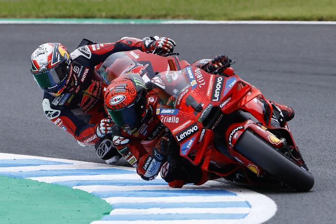 Francesco Bagnaia Pedro Acosta | Francesco Bagnaia je dobil šprintersko dirko, potem ko je Padro Acosta zdrsnil s steze. | Foto Reuters