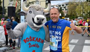 Švedski tekač, ki je s pepelom v žepu pretekel že sto maratonov