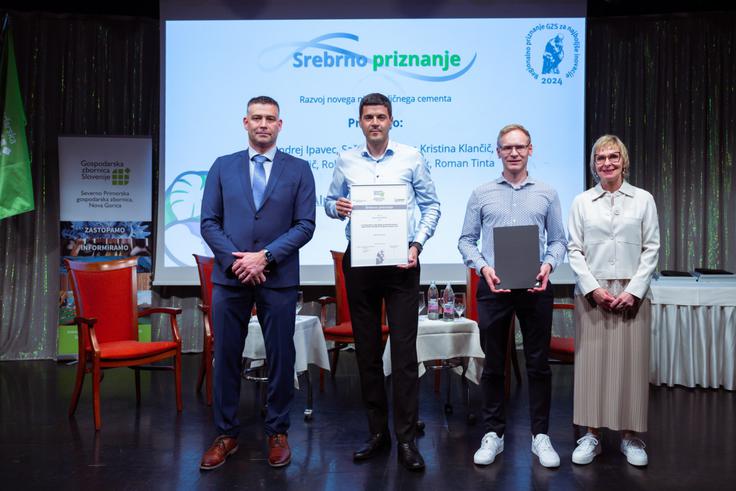 Predstavniki podjetja Alpacem Cement in Severno Primorske gospodarske zbornice ob prevzemu priznanja. | Foto: Tadej Kreft / Alpacem Cement