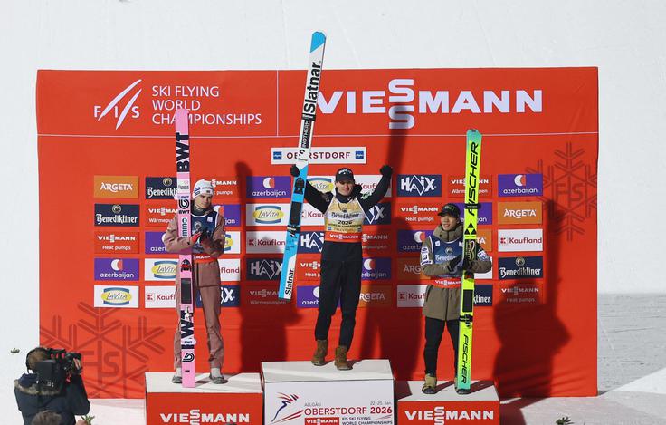 Zbral je skoraj 60 točk več kot srebrni Marius Lindvik, do brona je poletel Ren Nikaido. | Foto: Reuters