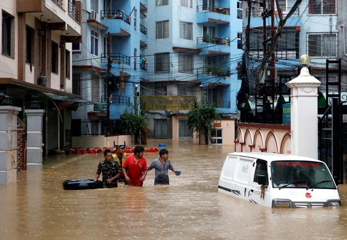 Julija so poplave pustošile po Nepalu. | Foto: Reuters