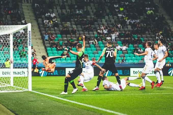 Antonio Mlinar Delamea je kar dvakrat z glavo matiral Ažbeta Juga. | Foto: Grega Valančič/Sportida