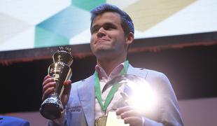 Šahovski superzvezdnik tudi svetovni prvak v hitropoteznem šahu