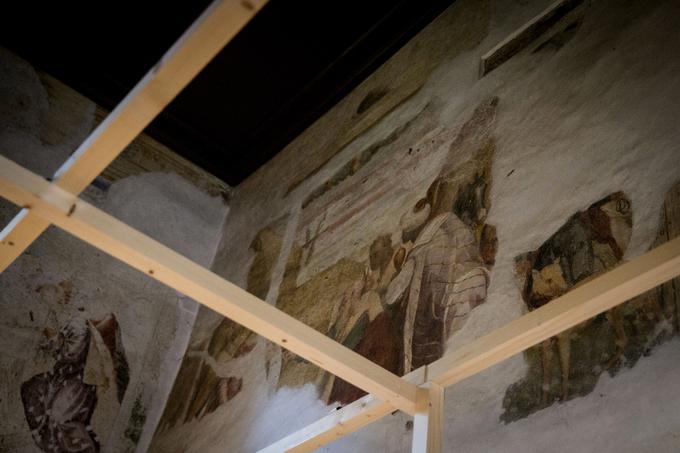 Po predvidevanjih naj bi bil celotni grad poslikan s freskami, ki segajo v obdobje Kislov, predvsem Janža Kisla. Najkakovostnejše so v protestantski grajski kapeli (na fotografiji). | Foto: 