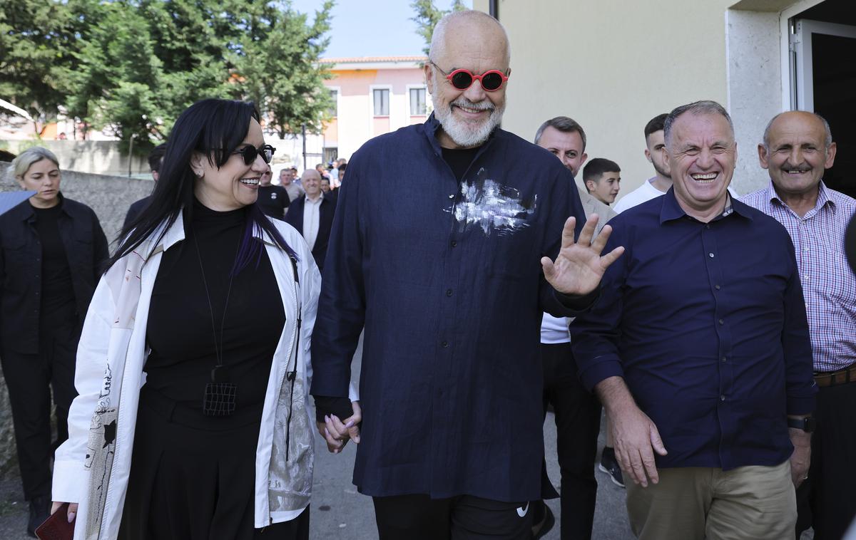 Edi Rama | Socialisti premiera Edija Rame so izboljšali rezultat, saj imajo v zdajšnjem sklicu parlamenta tesno večino 74 poslancev. Po nedeljskih volitvah se jim obeta udobna absolutna večina 82 poslancev.  | Foto Guliverimage