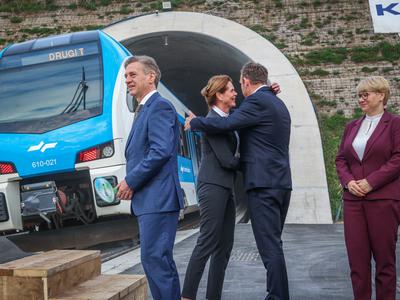 Janša o vožnji Goloba in Bratuškove: Dve najdražji vozovnici v zgodovini človeštva
