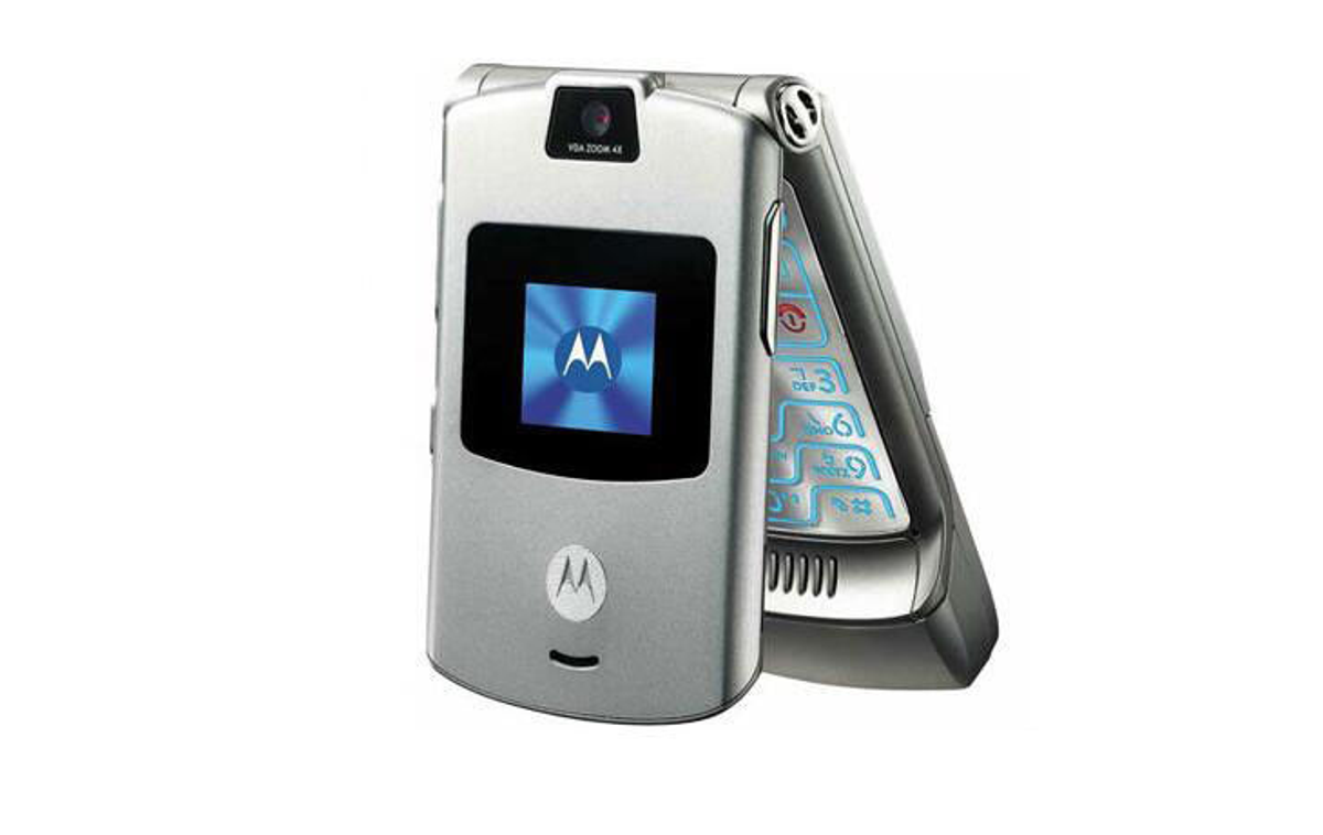 Motorola Razr V3 | Motorola Razr V3 velja za enega od najbolj prepoznavnih mobilnih telefonov novega tisočletja. Nekateri tehnološki mediji, kot je TechRadar, so ga tudi oklicali za najboljši mobilni telefon vseh časov. | Foto eBay