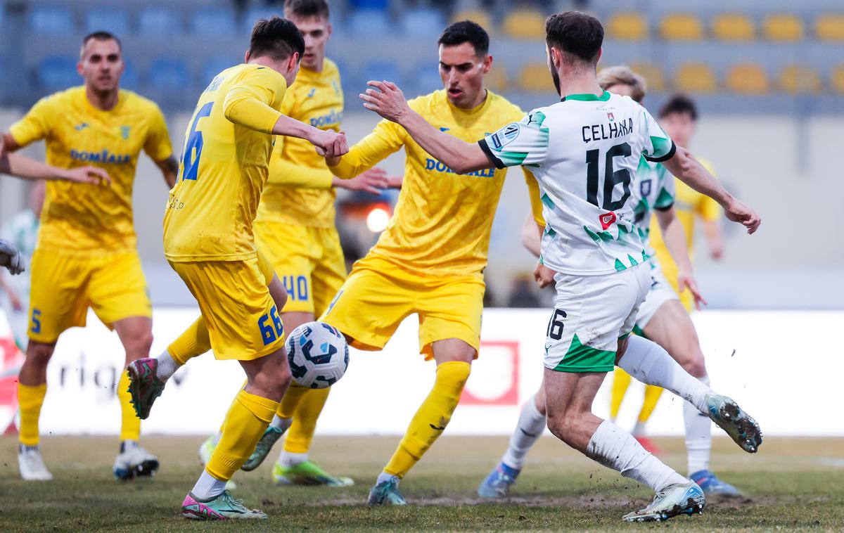 1. SNL: Domžale - Olimpija | Vodilna Olimpija je doživela hladen tuš v Domžalah. | Foto Aleš Fevžer