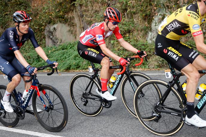 Primož Roglič | Primož Roglič ima tudi po 15. etapi prednost 39 sekund pred Richardom Carapazom. | Foto A.S.O./Luis Angel Gomez