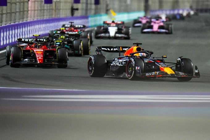 Verstappen se je prebil s 15. mesta in brez pravega odpora prehiteval tekmece, tudi dirkače Ferrarija in Mercedesa. | Foto: AP / Guliverimage