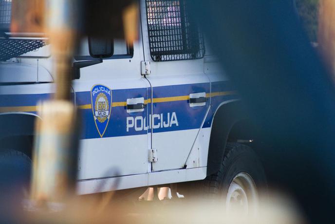 Poskus uboja: 26-letnik z ostrim predmetom nad 21-letno dekle