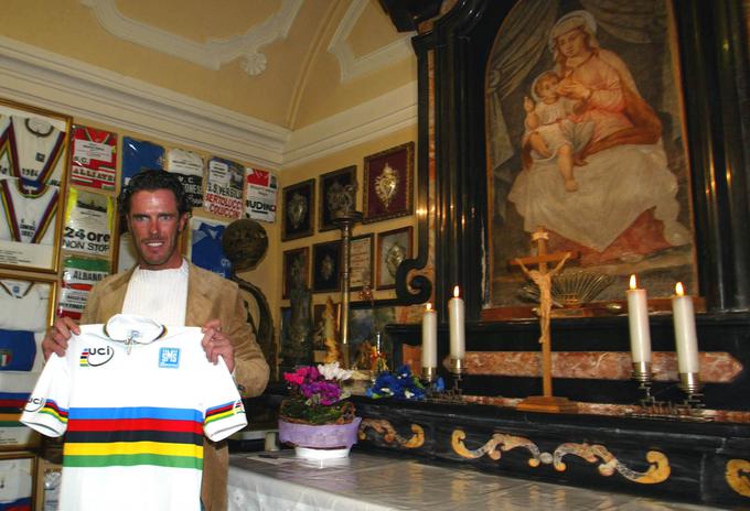 Legendarni Mario Cipollini je v kapelo leta 2002 prinesel svojo mavrično majico svetovnega prvaka.  | Foto: Reuters