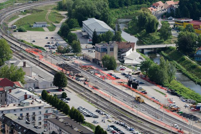 Po nadgradnji proge med Zidanim Mostom in Celjem bodo vlaki potovali hitreje (do 100 kilometrov na uro), število vlakov se bo povečalo s 328 na 354 na dan. Proga bo hkrati dopuščala daljše in težje vlakovne kompozicije, kar je pomembno za tovorni promet. | Foto: STA ,