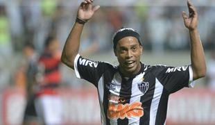 Ronaldinho ostaja v Atleticu