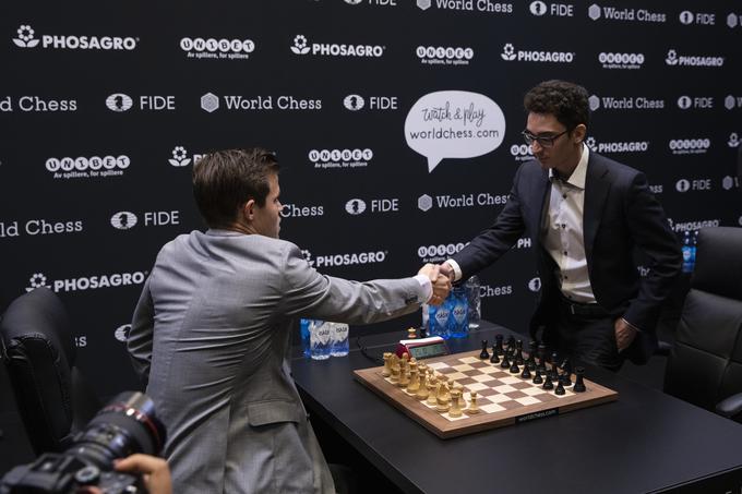 S pol leta mlajšim tekmecem Fabianom Caruano, Američanom italijanskih korenin, je poskrbel za rekordni niz remijev na tako pomembnem šahovskem dogodku. | Foto: Guliverimage/Getty Images